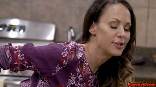 Caldo bruna donna Mckenzie Lee ottiene un po &#039; di DNA da giovane stallone e lo rende cum