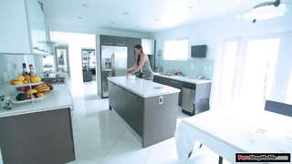 Petits pits stepmom cuiners i el seu vestit s&#039;embruta.Ella pren-lo per netejar-la i fillastre aconsegueix una boner.Ella li dóna una handjob i un bj i és una merda