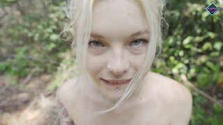 Kiimainen teini imee iso kalu metsässä. Karneli Bandi