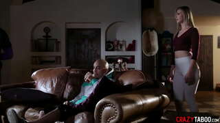 Gadis Jillian Janson melutut dan menghisap penis yang besar dan menikmati hardcore pantat sialan selepas itu