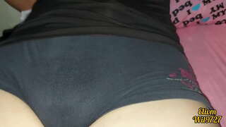 Сестра дрочит свою киску перед братом