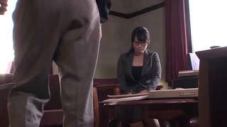 ���ುದ್ದಾದ ಜಪಾನೀಸ್ ಆಫೀಸ್ ಏಂಜೆಲ್ ತನ್ನ ಪ್ಯಾಂಟಿಯನ್ನು ಒದ್ದೆ ಮಾಡುವ ಮೊದಲು ಮತ್ತು ಹಗ್ ಕ್ರೀಂಪಿಯನ್ನು ಸ್ವೀಕರಿಸುವ ಮೊದಲು ತನ್ನ ಬಾಸ್ಗೆ ಬ್ಲೋಜಾಬ್ ಅನ್ನು ನೀಡುತ್ತದೆ