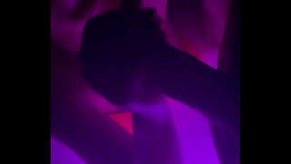 Cymerodd fy chwaer fach i mewn i&#039;r hottub i sugno fy ceiliog