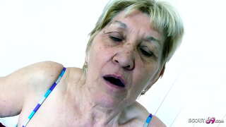 Hilabihan ang panuigon Lola Gabi adunay Sex uban sa Monster cock batan-on