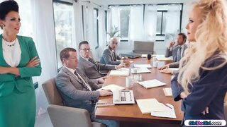 Busty milf ny vehivavy mpandraharaha go lohany ny lohany nandritra ny boardmeeting.Ny mpandraharaha hafa hiala haingana araka izay azony atao.Farany ny milfs manana ny toerana ho an&#039;ny tenany sy nanomboka nanoroka sy hilelaka ny tsirairay