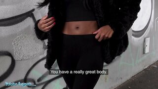 Қоғамдық агенті Ұлыбритания Чернокожая Азия Рей секіру өзінің үлкен шүйгін задницей орасан мүшесі қолма-қол