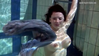 Катка снимает купальник в бассейне